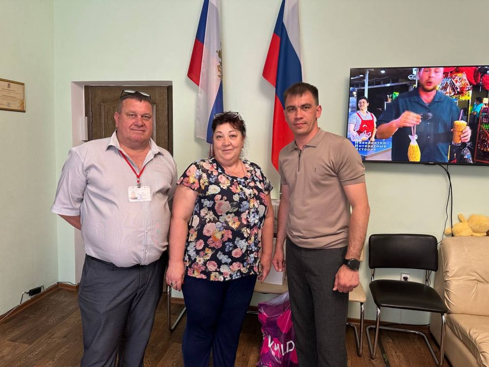 Рамиль Замалетдинов: От лица Комитета Совета Федерации по науке, образованию и культуры в честь Дня защиты детей передал подарки воспитанникам Алешкинского детского дома