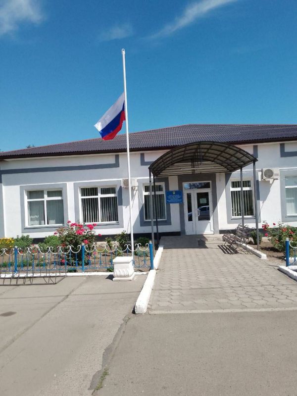 В ТУ Шевченко и Лазурное приспустили государственные флаги