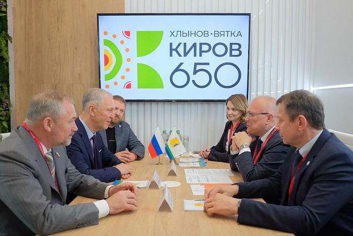 Главы Кировской и Херсонской областей встретились на полях ПМЭФ-2024