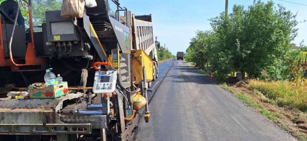 В целях обеспечения безопасного и бесперебойного движения транспортных средств в Скадовском районе продолжается ремонт автомобильной дороги