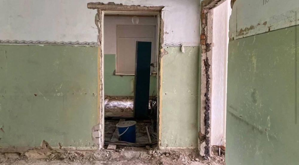 Сенатор РФ Игорь Кастюкевич проконтролировал ремонт больницы в поселке Верхний Рогачик