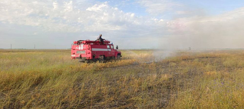 В полях около поселка Лазурное ликвидировано пять очагов возгорания