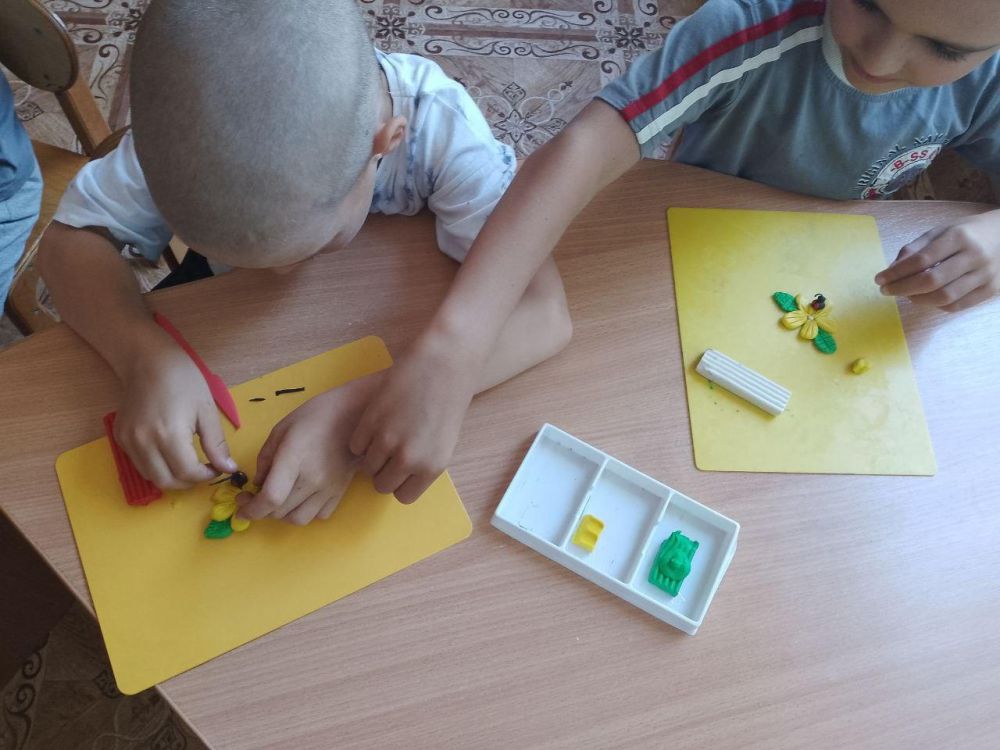 В детском саду пгт Лазурное прошло занятие кружка детского художественного творчества