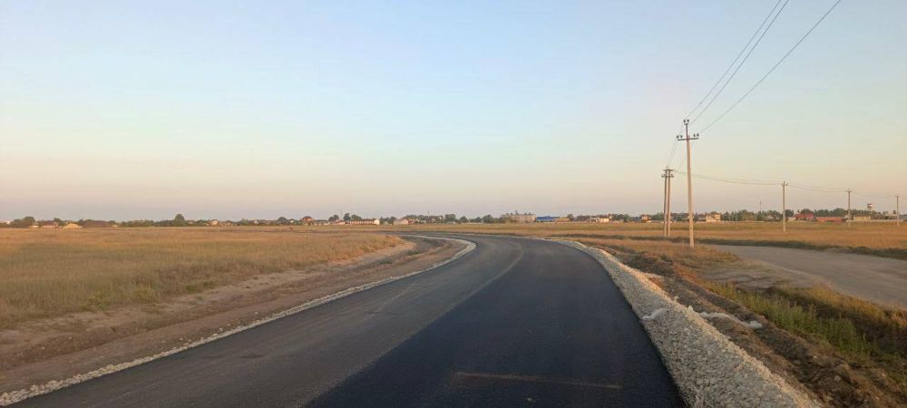 В поселке Лазурное начали укладывать асфальт