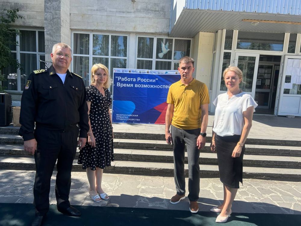 Рамиль Замалетдинов: Кадры решают!. По приглашению Службы занятости Херсонской области, открыл II этап Всероссийской ярмарки трудоустройства "Работа России. Время возможностей", который прошел в городе Скадовск