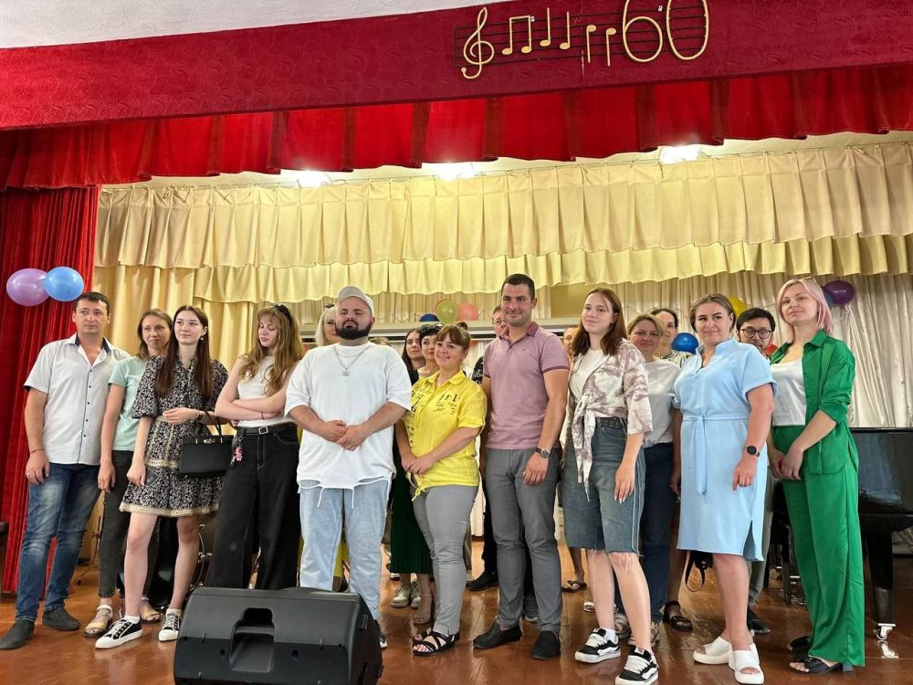 В преддверии Дня молодежи в Геническе прошла встреча Пранкера Соряна с молодым поколением