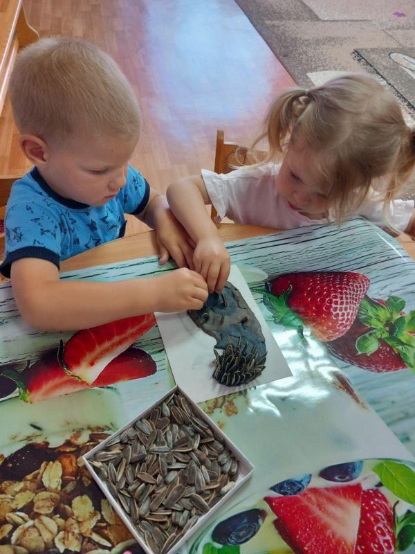 В детском саду села Лазурное прошло занятие кружка художественного творчества «Фантазёры»