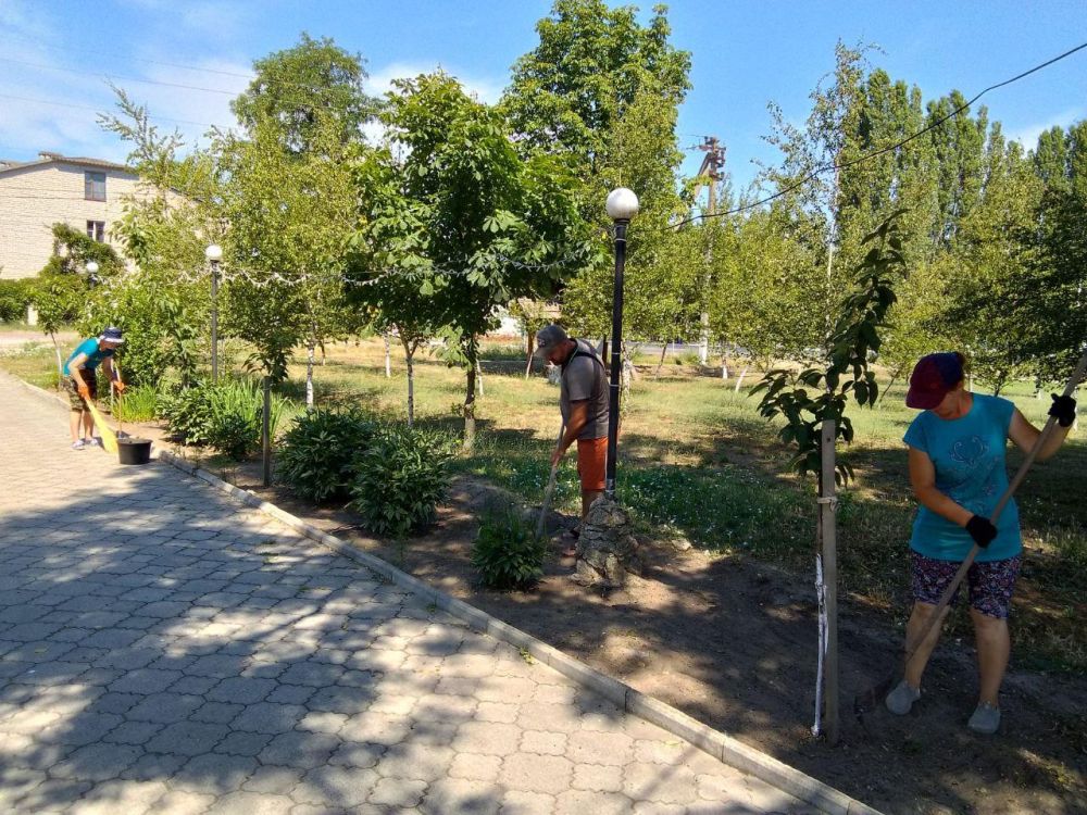 В пгт. Лазурное прошла плановая уборка территории Дома культуры