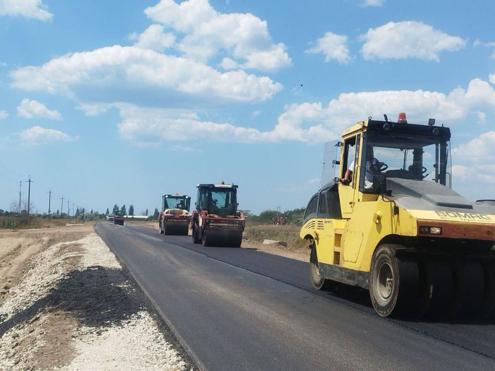 В целях обеспечения безопасного и бесперебойного движения транспортных средств в Скадовском районе продолжается ремонт автомобильной дороги