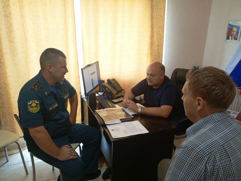 Сегодня состоялась рабочая встреча между врио главы Алешкинского муниципального округа Хоменко Русланом и начальником МЧС Алешкинского муниципального округа Ивашенко Виктором