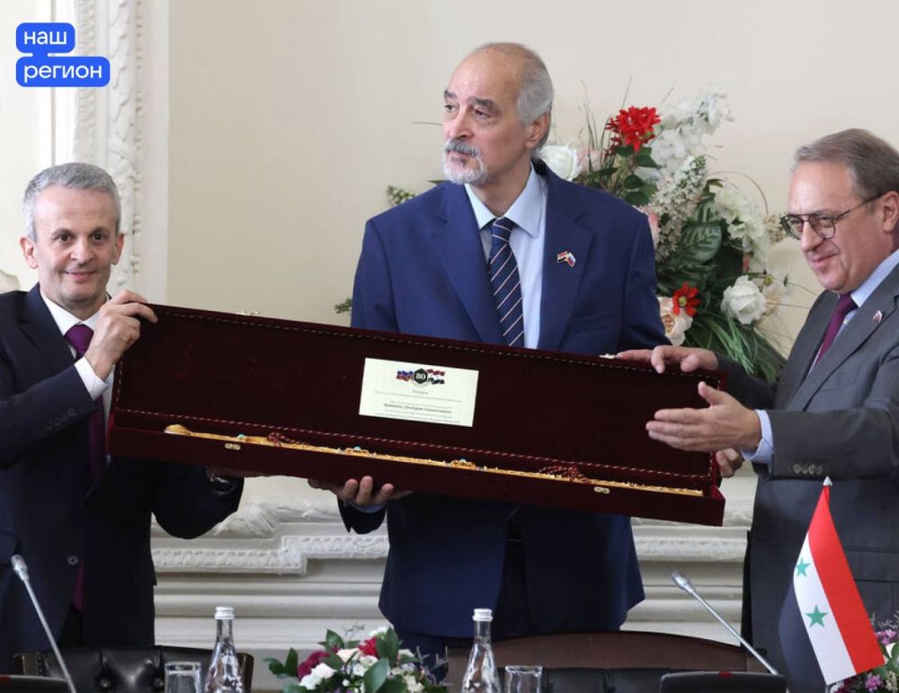 Владимиру Путину подарили дамасский меч по случаю 80-летия установления отношений с Сирией