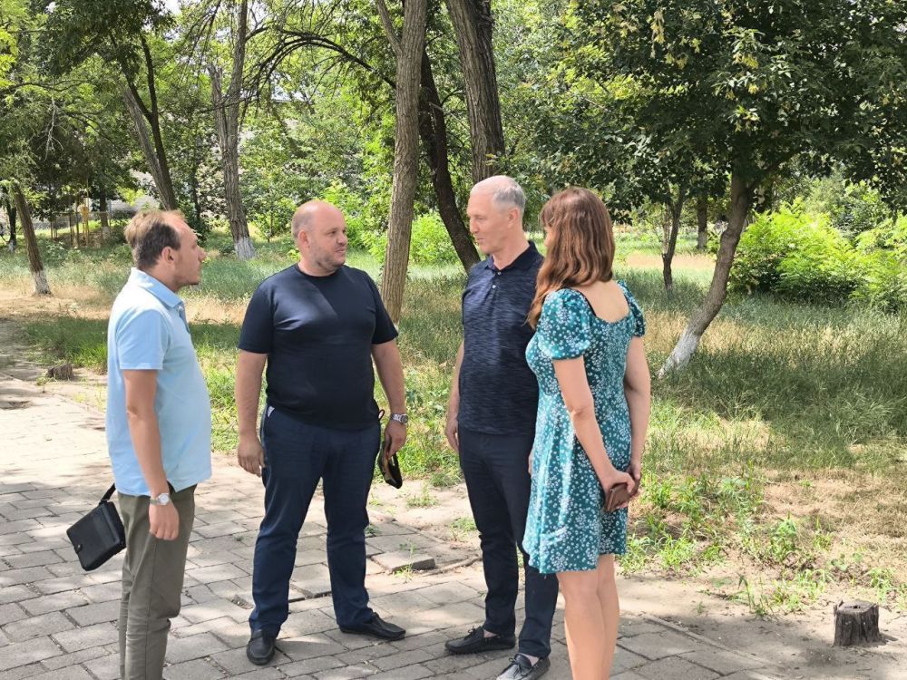 Владимир Сальдо: В Алешкинском округе встретился с врио главы муниципалитета Русланом Хоменко и проинспектировал ремонт школы в селе Тарасовка