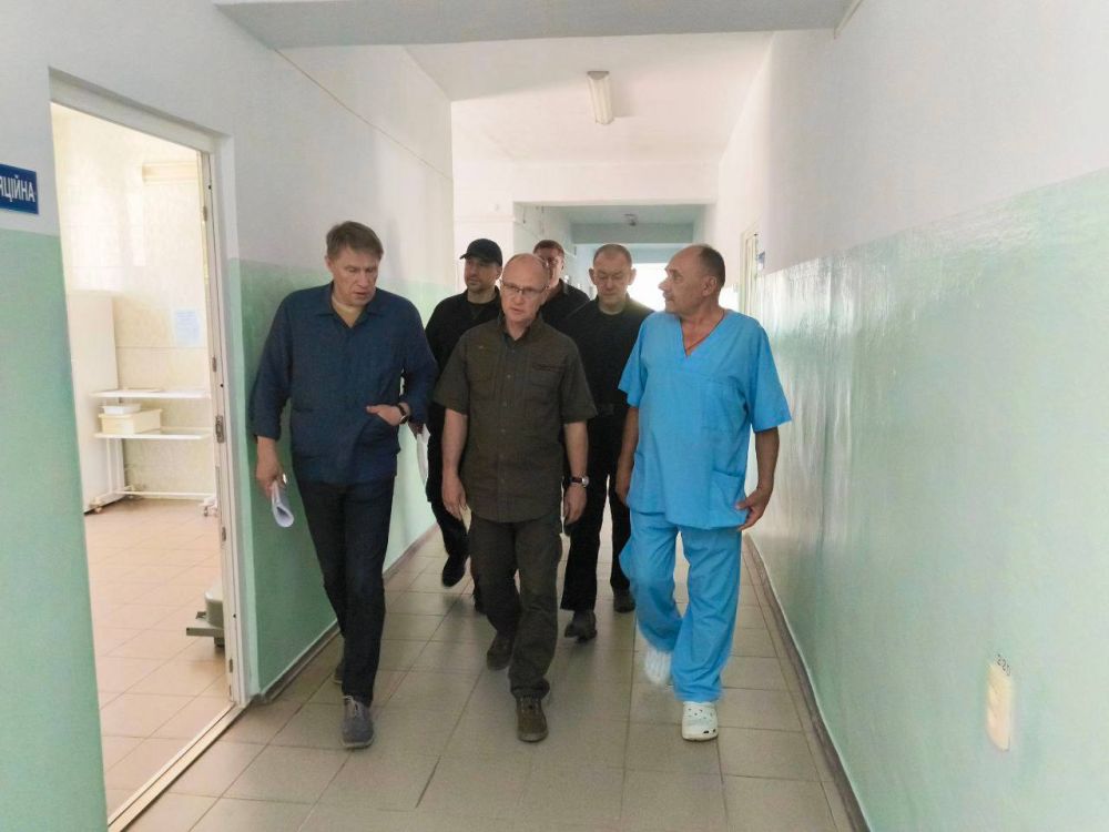 Первый замруководителя Администрации Президента Сергей Кириенко посетил Алешкинскую центральную районную больницу в Херсонской области