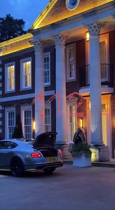 Дом в Великобритании, семь огромных участков, квартиры, машины и "харлей" — всё это было в собственности задержанного сенатора Дмитрия Савельева и его семьи