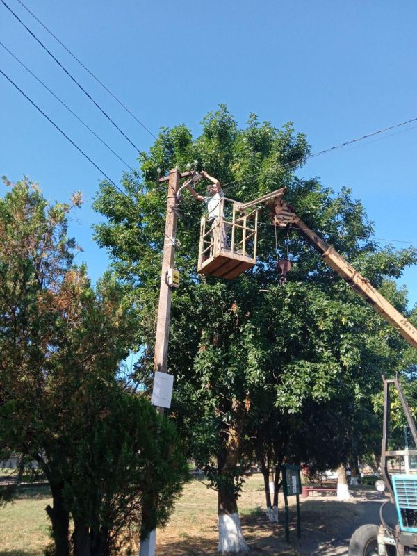 В с. Владимировка ТУ Лазурное провели покос сухой травы и заменили уличные фонари на территории парковой зоны