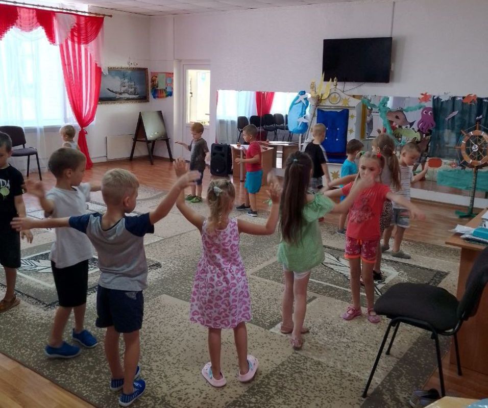 Для детей детского сада провели занятие, посвящённое сценическим образам