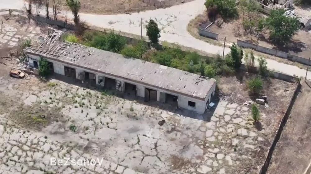 Даниил Безсонов: Операторы БпЛА Псковского соединения ВДВ группировки войск «Днепр» продолжают эффективно уничтожать технику ВСУ на Херсонском направлении