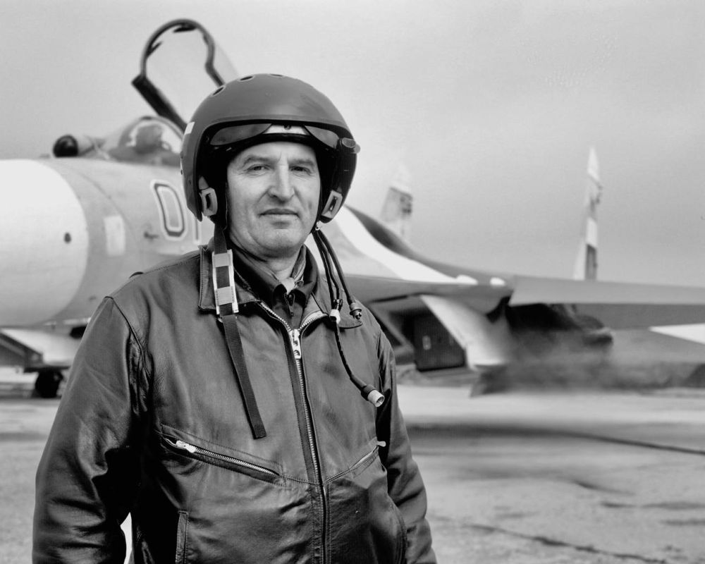 Ушел из жизни один из основателей пилотажной группы "Соколы России", летчик-снайпер Александр Харчевский, сообщил губернатор Липецкой области