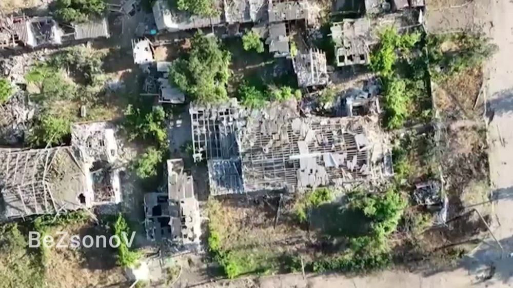 Даниил Безсонов: На Херсонском направлении наши ульяновские десантники при помощи квадрокоптеров со сбросами уничтожили спутниковые антенны Starlink противника