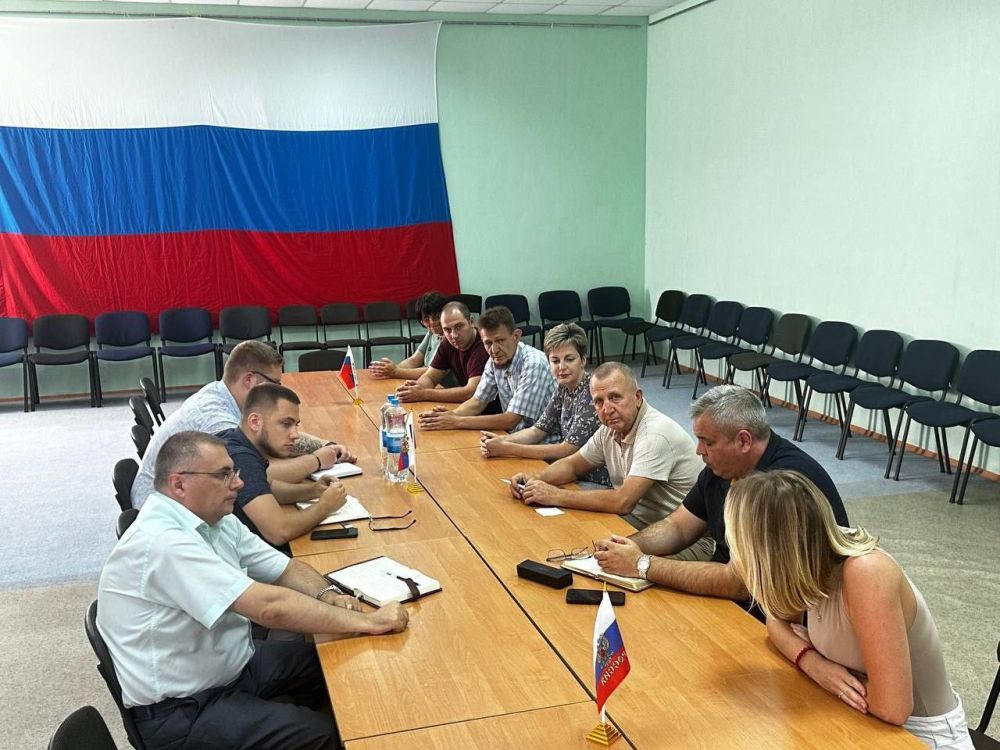 Александр Дудка: Состоялась рабочая встреча заместителя председателя избирательной комиссии Херсонской области Сергея ВЫСОЧИНА, моего заместителя по внутренней политике Александра ПАВЛОВСКОГО и председателя ТИКа Виктора ПРИЧЕПИЯ