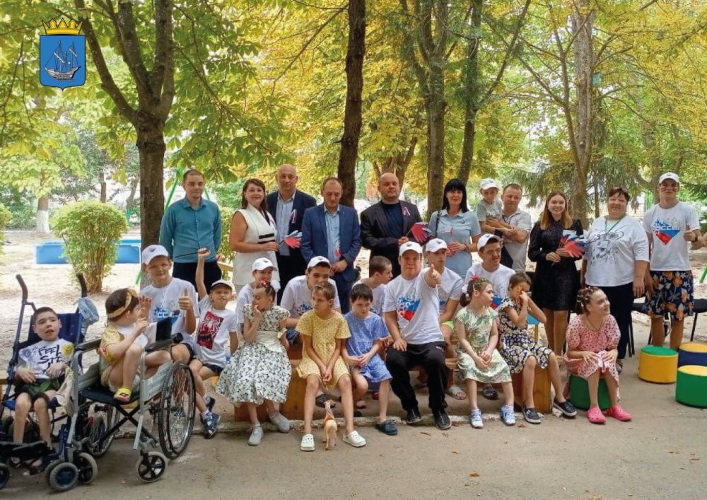 В честь дня флага администрация Алешкинского муниципального округа провела праздничное мероприятие в Алешкинском детском доме-интернате