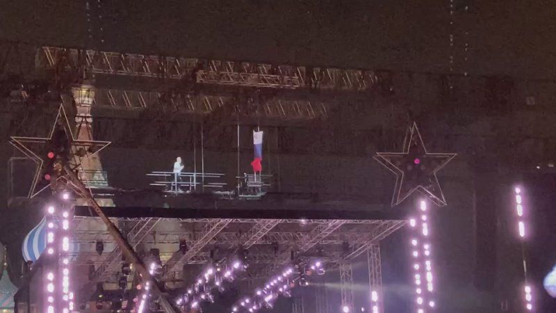 Сегодня в сердце нашей страны, на Красной площади, проходит концерт, посвящённый Дню Государственного флага Российской Федерации