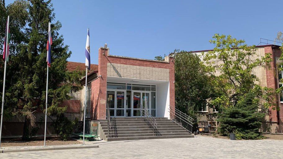 Херсонская область. Еще одна школа откроется в Геническе после большого обновления Геническая школа №3 после продолжительного ремонта встретит гостей обновленным спортзалом, новым пищеблоком, яркими и светлыми холлами