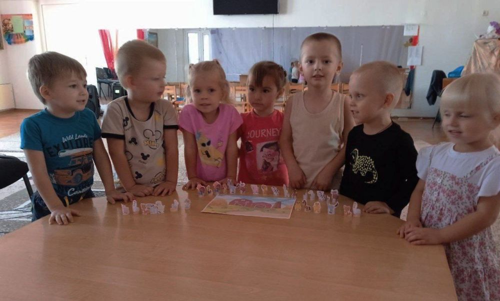 В Лазурненском детском саду дети играли в «Пальчиковом театре»