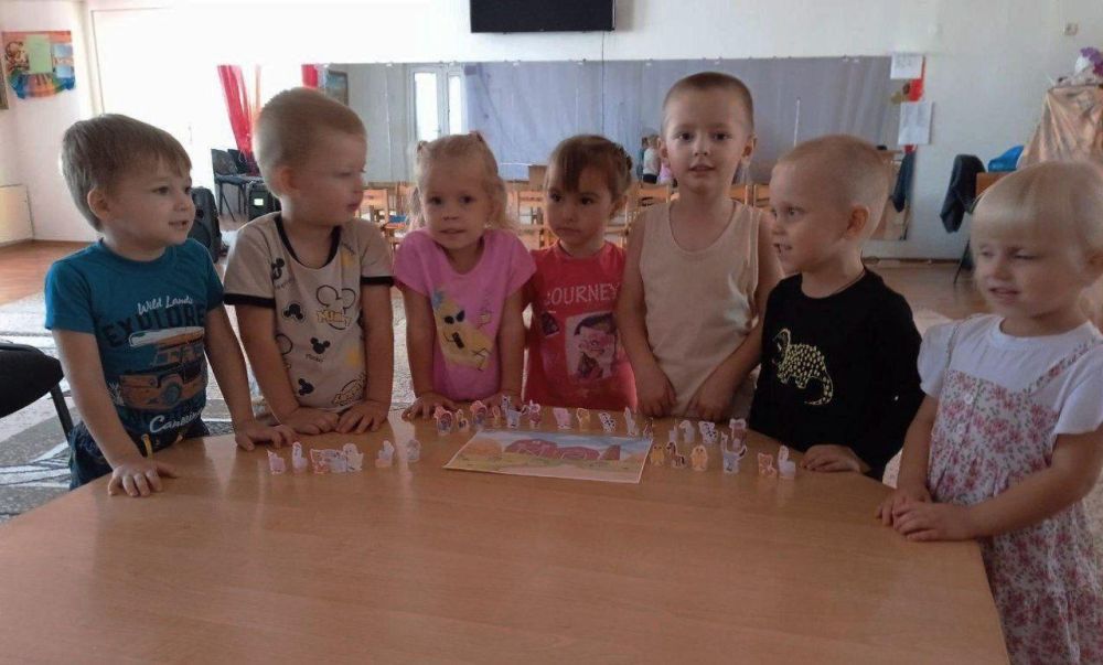 В Лазурненском детском саду дети играли в «Пальчиковом театре»