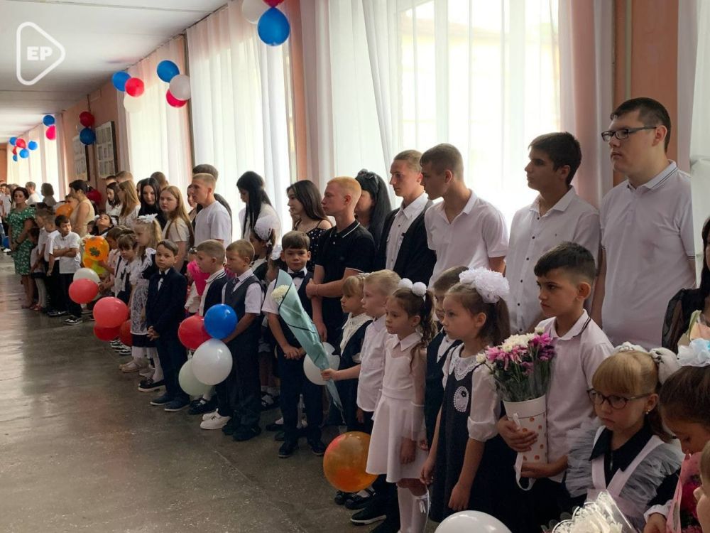 Торжественную линейку в школе Великих Копаней Херсонской области посетил сенатор РФ, секретарь Херсонского регионального отделения Партии «Единая Россия» Игорь Кастюкевич