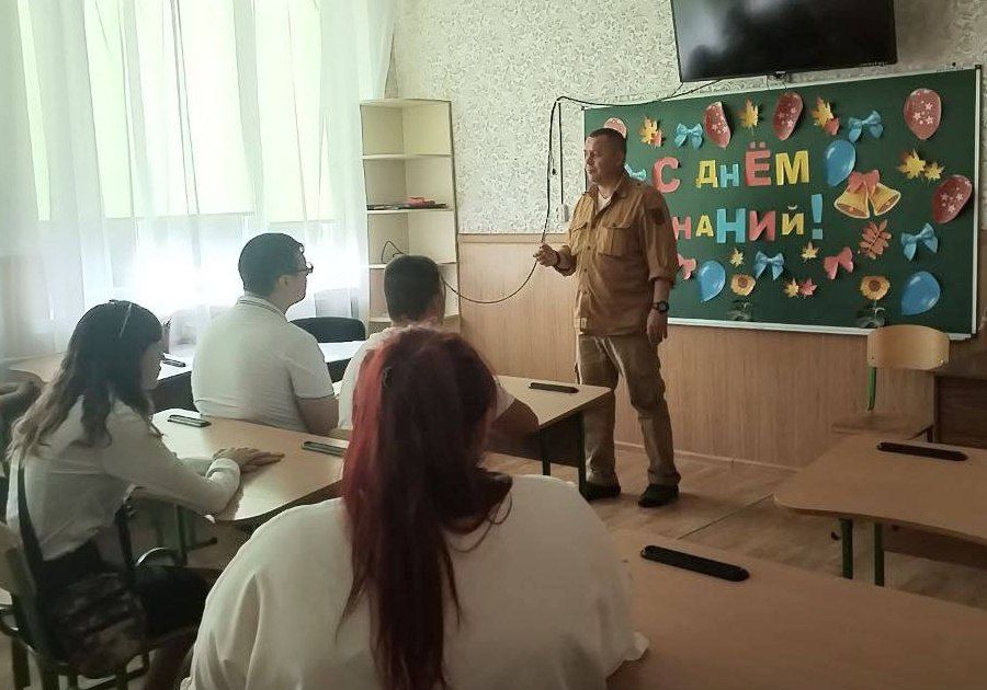 Сенатор Игорь Кастюкевич провел в херсонской школе урок «Разговоры о важном»