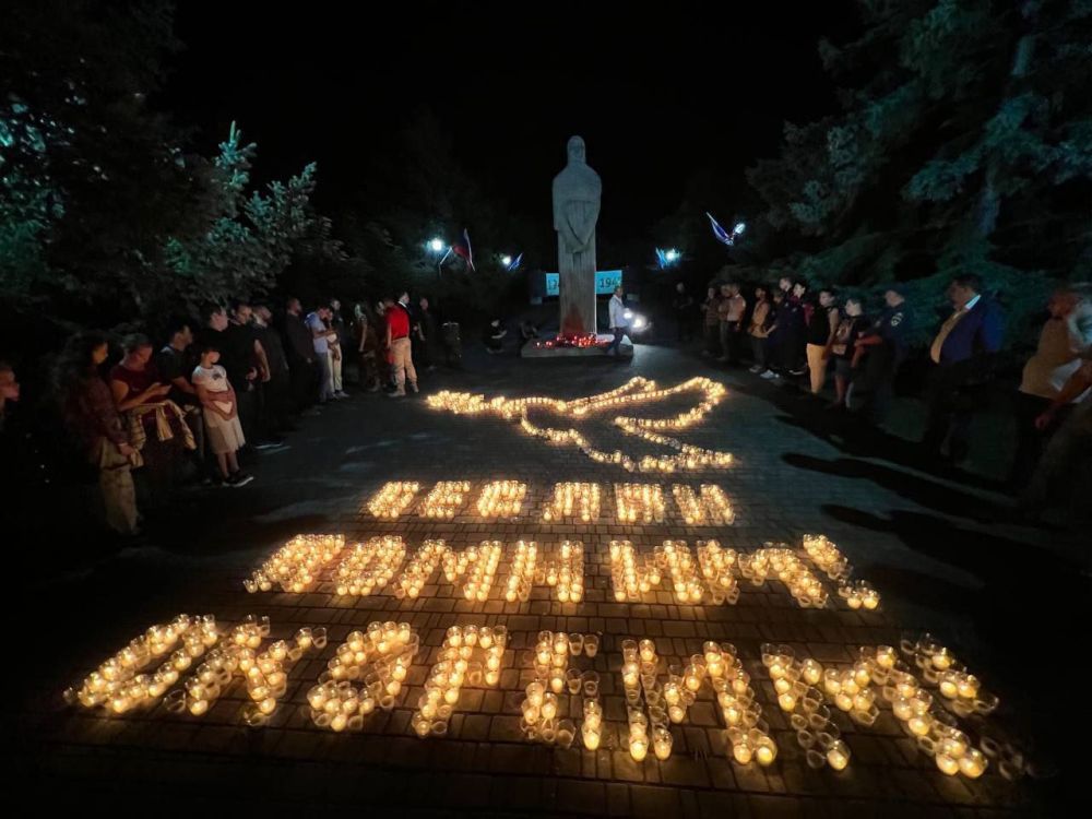 Десятки свечей зажглись в память о жертвах трагедии в Беслане