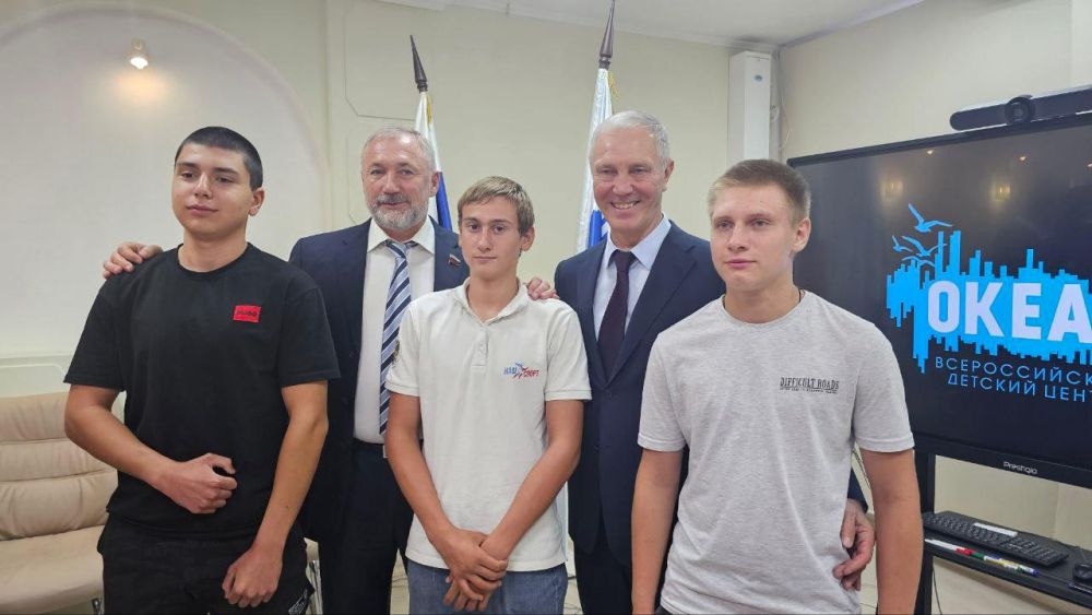 Владимир Сальдо вместе с сенатором Константином Басюком встретился с херсонскими детьми в ВДЦ "Океан"