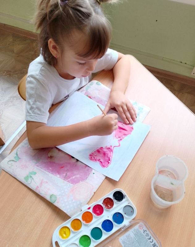 В Лазурненском детском саду «Солнышко» прошло занятие по рисованию