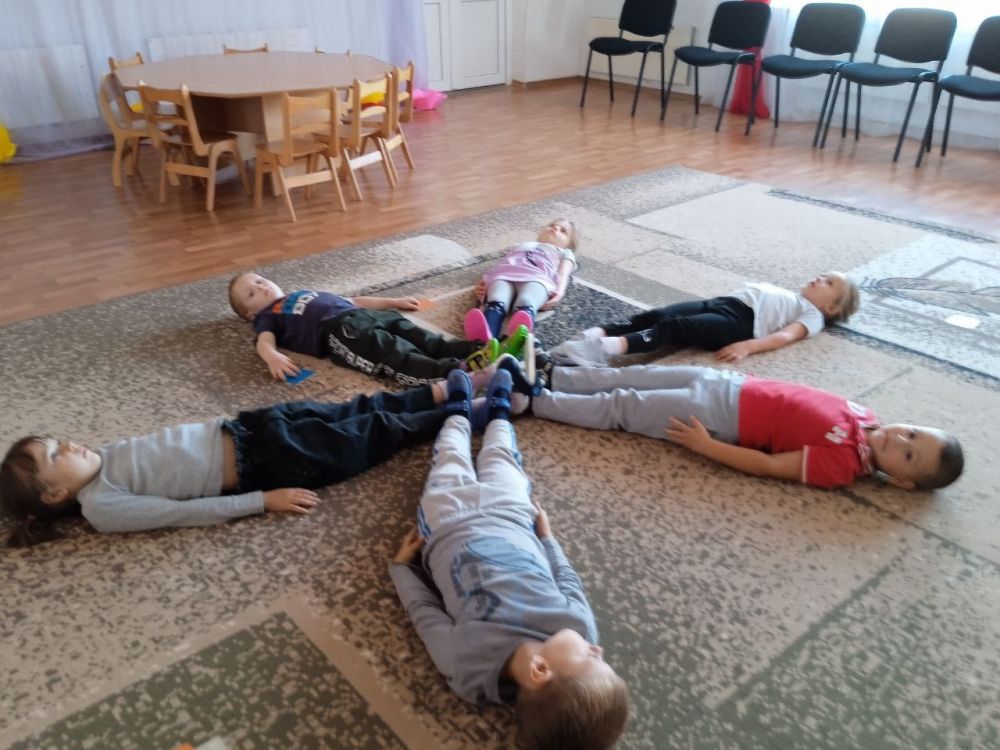 В детском саду пгт Лазурное прошло музыкальное занятие на тему "Осенние мотивы"