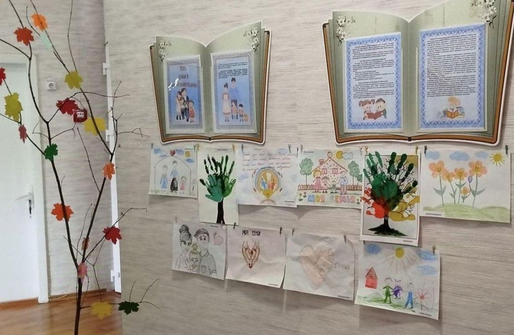 В детском саду организовали выставку рисунков «Моя семья»