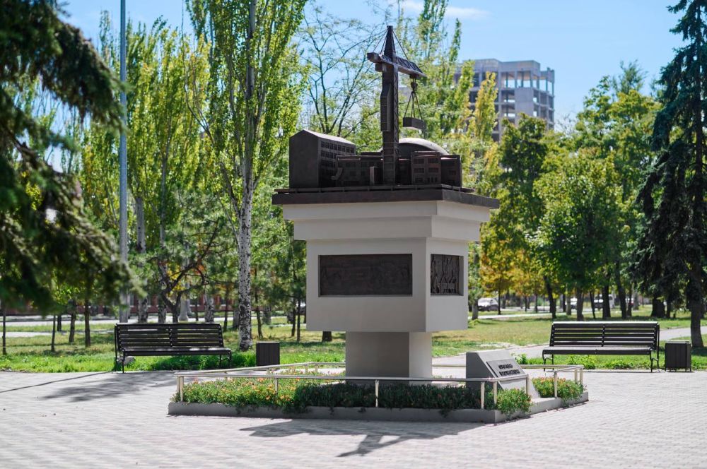 В Мариуполе появился памятник строителю-восстановителю Донбасса и Новороссии