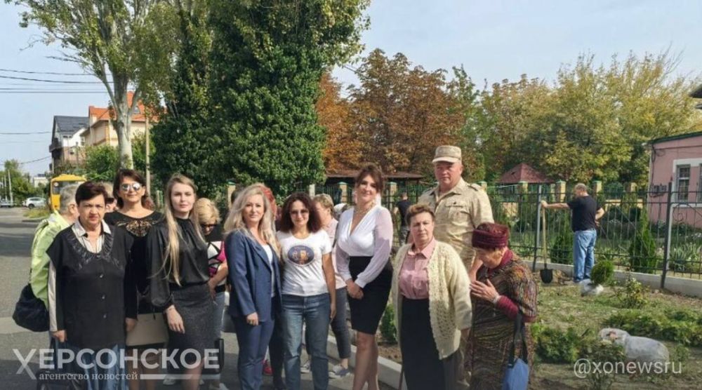 В Скадовске в рамках акции «Посади дерево» высадили 45 саженцев туи