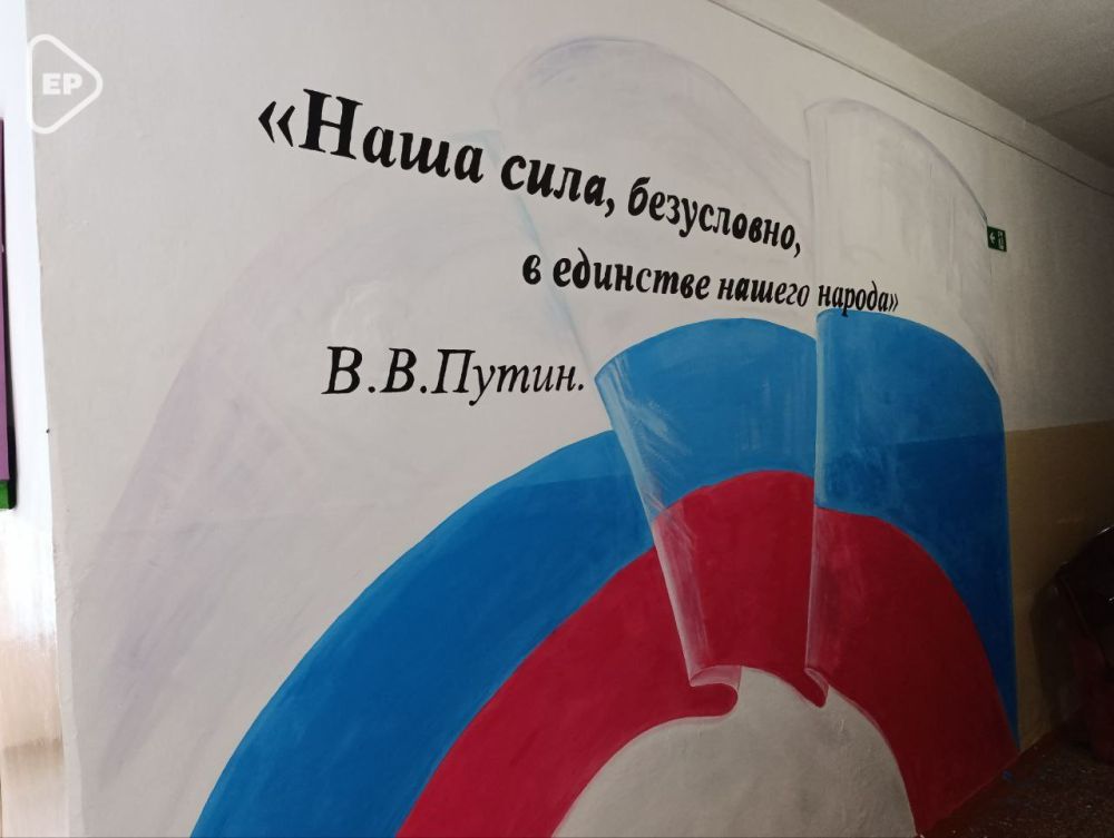 Волонтеры «Единой России» в Херсонской области совместно с центром «ВОИН» создали граффити с цитатой Владимира Путина к его дню рождения