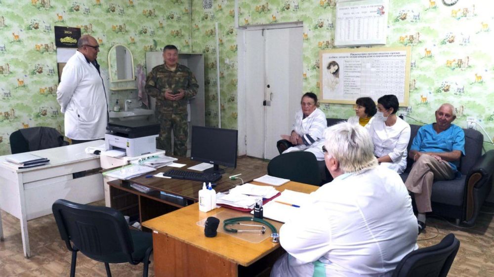 Военнослужащие Росгвардии в Херсонской области поздравили медицинский персонал генической центральной районной больницы с Международным днем врача