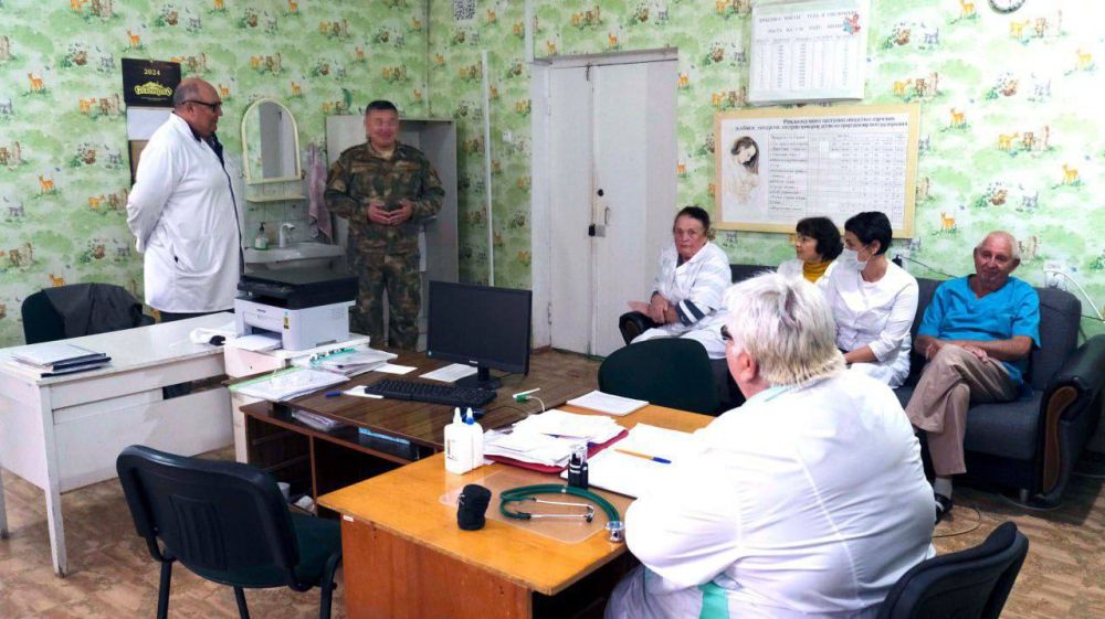 Военнослужащие Росгвардии в Херсонской области поздравили сотрудников Генической больницы с Международным днём врача