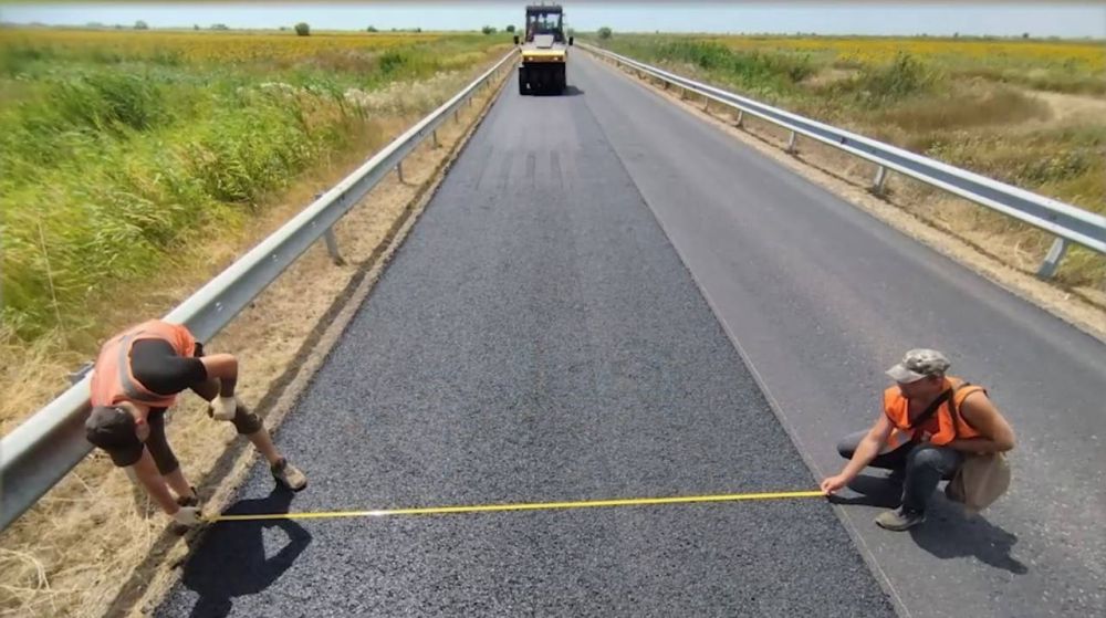 Игорь Кастюкевич: Сегодня - профессиональный праздник специалистов, которые строят и проектируют автомобильные дороги, скоростные трассы, мосты, тоннели, парковые и пешеходные зоны и тротуары