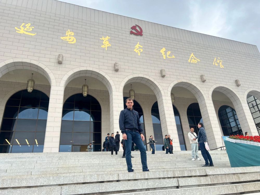 В Академии Яньань, которая символизирует революционный дух и борьбу за интересы народа, состоялся уникальный двухдневный образовательный курс, посвящённый партийной работе