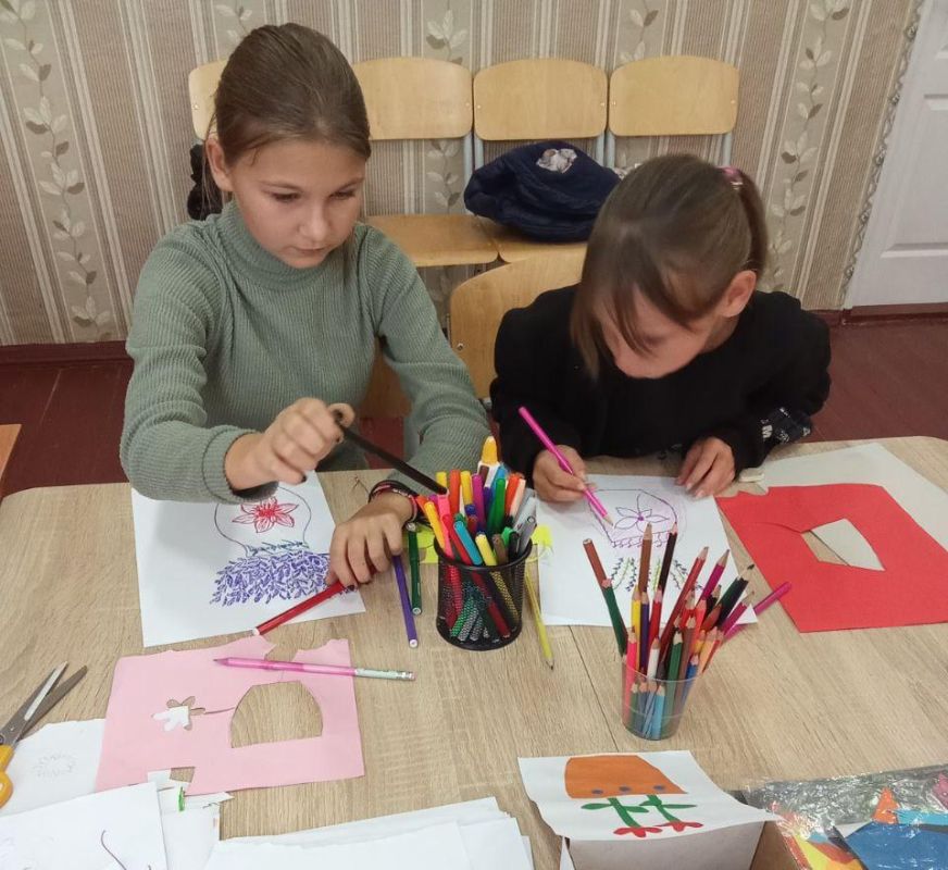 Занятие кружка «Фантазия» в Лазурненском Доме культуры