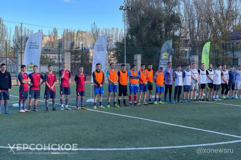 В Скадовске ко Дню тренера сыграли в футбол и волейбол в спортшколе