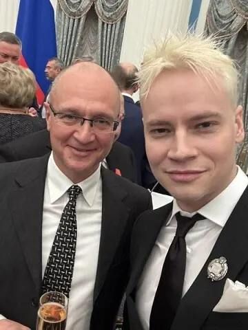 Зависть по заказу? Пролиберальные каналы усомнились, достоин ли SHAMAN звания Заслуженного артиста России