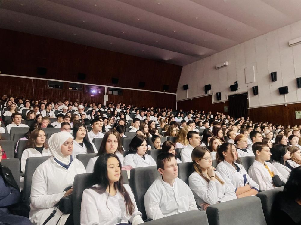 Торжественное посвящение в студенты — более 200 первокурсников Генического медколледжа получили студенческие билеты