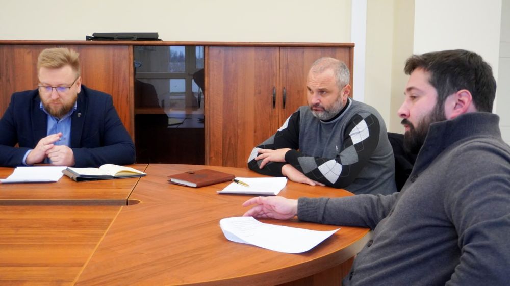 В Херсонской областной Думе прошло заседание Комиссии по культуре, молодежной политике, физкультуре и спорту под председательством Владимира Лебедкина и членов Комиссии Евгения Максимова, Владимира Косова и Тамерлана Цаликова