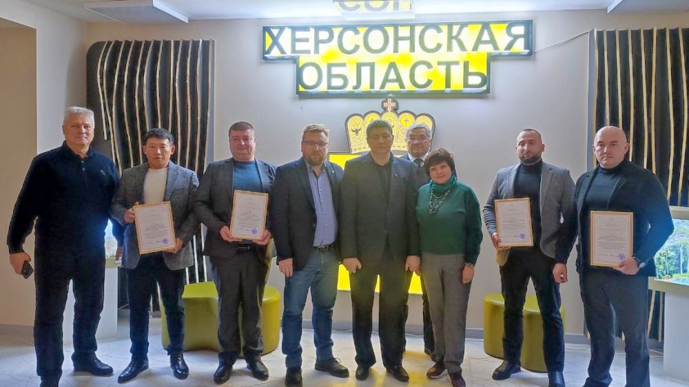 На заседании Комитета Херсонской областной Думы по вопросам национальной политики, некоммерческих организаций и межрегиональным отношениям под председательством Рустема Ниметуллаева, были награждены общественные деятели...