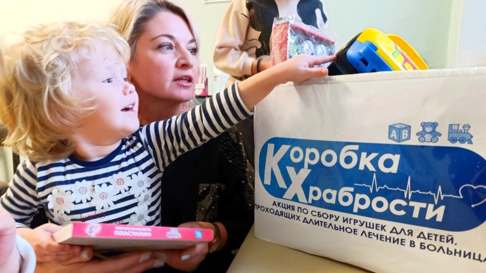 В рамках масштабной благотворительной акции «Коробка храбрости», инициированной партией «Единая Россия», депутат Херсонской областной Думы Оксана Мороз посетила детское отделение Скадовской центральной районной больницы